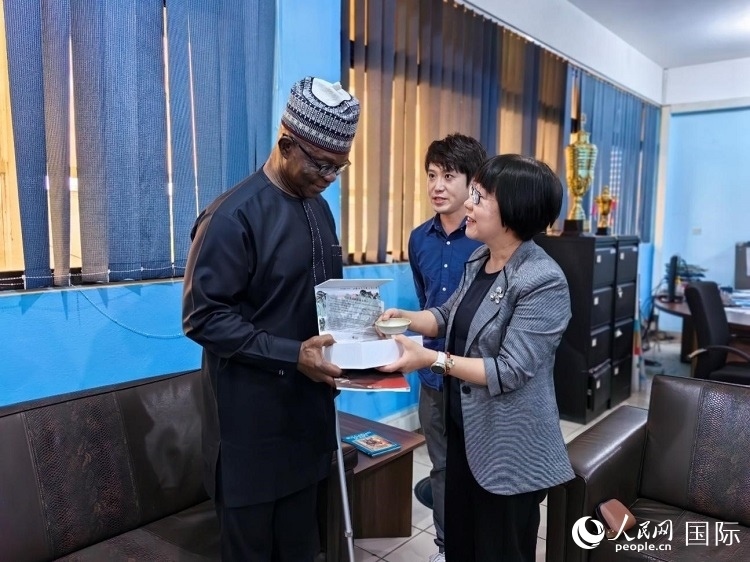 人民網(wǎng)監(jiān)事會主席唐維紅（右一）帶隊(duì)訪問尼日利亞通訊社，與該社總裁布克·龐勒（左一）交流。人民網(wǎng)記者 陳星星攝