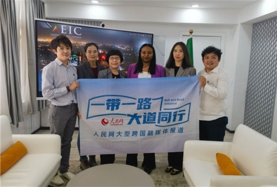 埃塞俄比亞投資委主任萊利斯（右三）、萬巧云（左二）與人民網(wǎng)記者合影。
