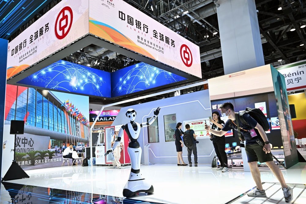 9月1日，媒體記者在國家會議中心中國銀行展臺拍攝一款迎賓接待機器人。新華社記者 李鑫 攝
