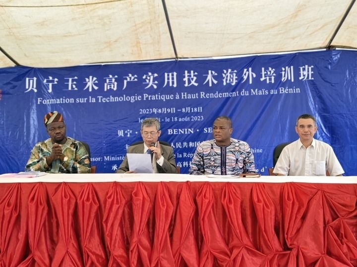 8月9日，2023年貝寧“玉米高產(chǎn)實(shí)用技術(shù)培訓(xùn)班”開班儀式在位于塞梅波吉市的中國援貝寧農(nóng)業(yè)技術(shù)示范中心舉行。