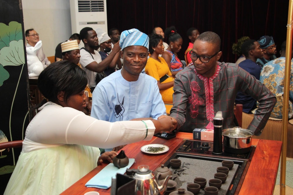 人們在貝寧科托努貝寧中國文化中心“茶和天下·雅集——青島有禮”文化交流活動(dòng)上品茶。