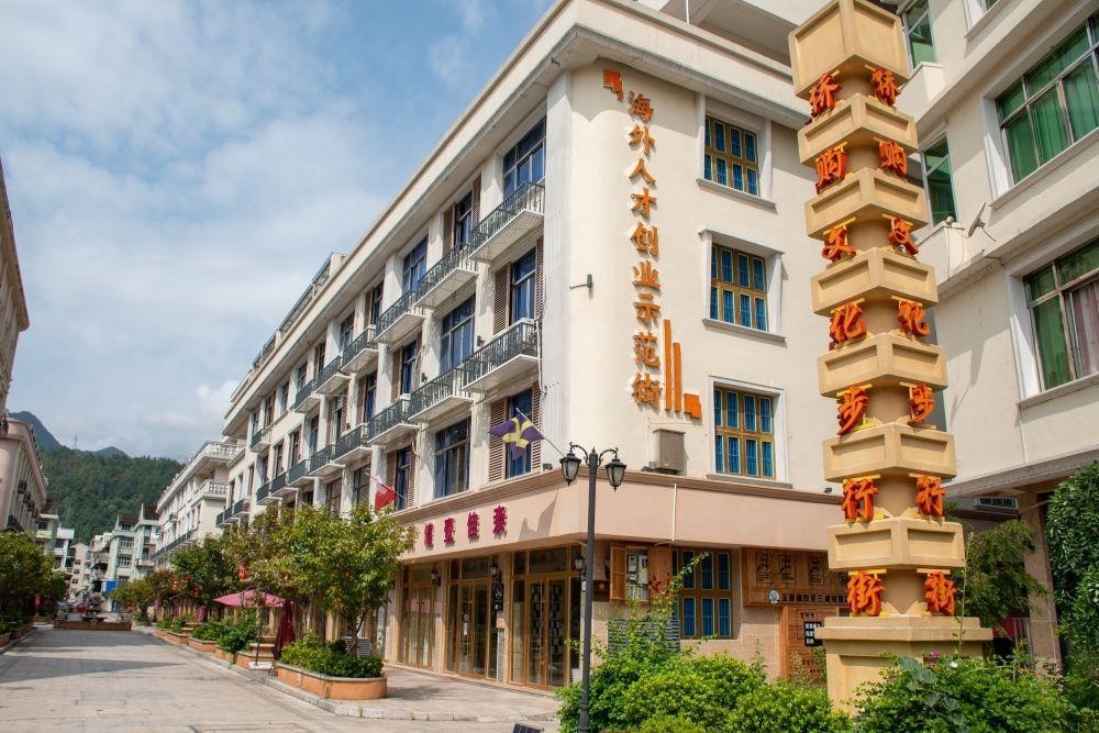 浙江溫州文成縣玉壺鎮(zhèn)是全國著名僑鄉(xiāng)。近年來，當(dāng)?shù)胤e極搭建平臺，吸引華僑回鄉(xiāng)創(chuàng)業(yè)。圖為該鎮(zhèn)的海外人才創(chuàng)業(yè)示范街