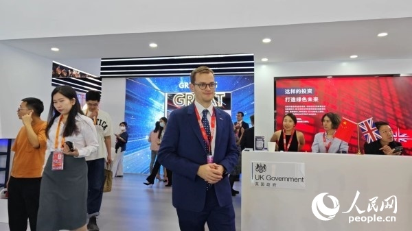 9月2日，英國(guó)館館長(zhǎng)、英國(guó)商業(yè)貿(mào)易部市場(chǎng)推廣主管康鵬接受人民網(wǎng)記者采訪。人民網(wǎng)記者 趙雯博攝