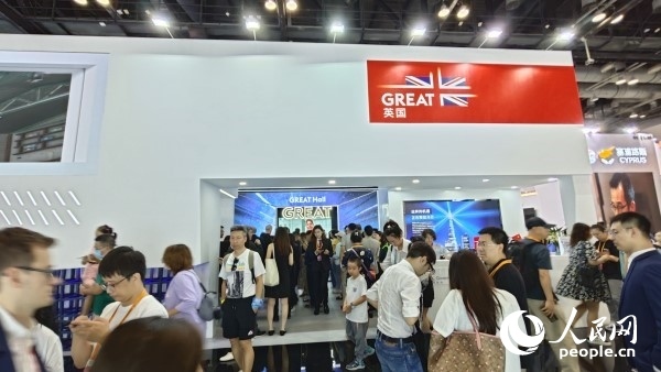 9月3日，英國(guó)館吸引參展觀眾駐足。人民網(wǎng)記者 趙雯博攝