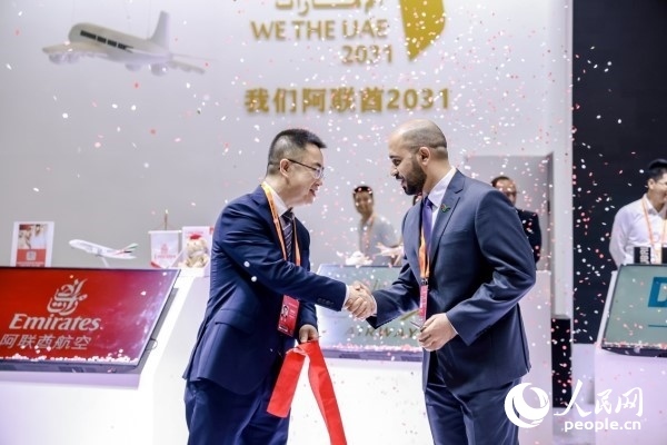 9月3日，阿聯(lián)酋駐華大使館臨時(shí)代辦、副館長(zhǎng)哈利德·沙赫參贊與中國(guó)貿(mào)促會(huì)聯(lián)絡(luò)部二級(jí)巡視員楊曉軍揭幕阿聯(lián)酋國(guó)家館。圖片由阿聯(lián)酋駐華大使館提供