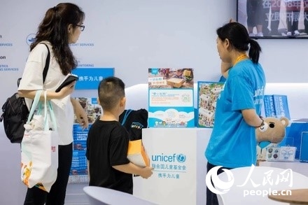 9月2日，觀眾駐足聯(lián)合國(guó)兒童基金會(huì)展館。圖片由聯(lián)合國(guó)兒童基金會(huì)提供