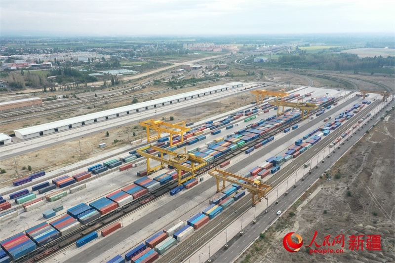 8月8日，在霍爾果斯口岸換裝廠區(qū)，工人正在進(jìn)行吊箱作業(yè)。 人民網(wǎng)記者 張力洋攝