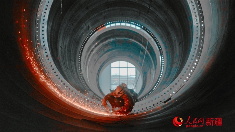 中國水利水電四局（塔城）裝備制造基地，工人們正在開展作業(yè)。 人民網(wǎng) 李欣洋攝