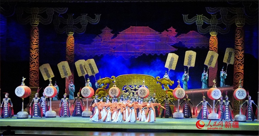第六屆中國新疆國際民族舞蹈節(jié)開幕式上演出的歷史題材舞劇《張騫》。 人民網(wǎng) 李欣洋攝