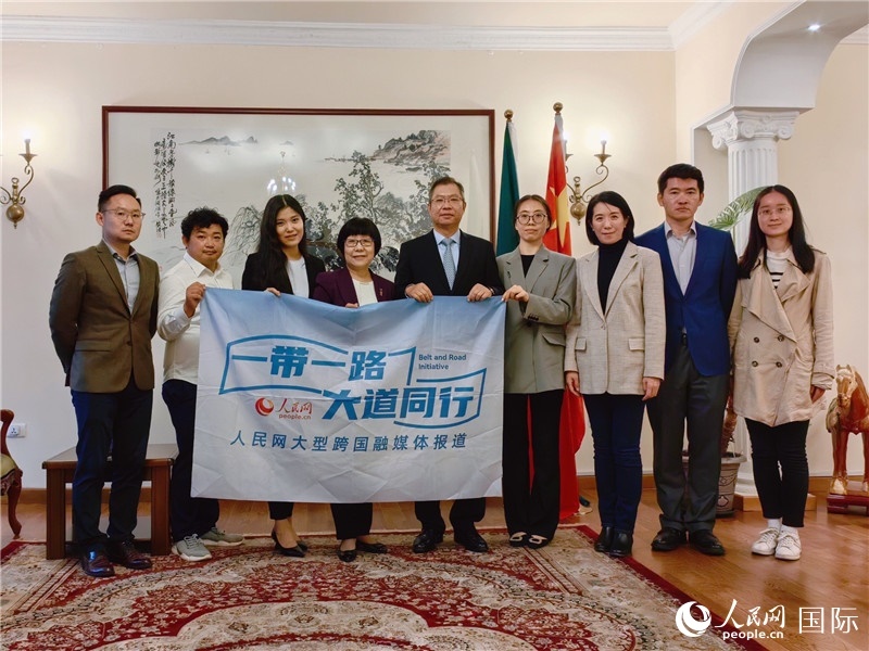 胡長(zhǎng)春大使、駐非盟使團(tuán)工作人員與人民網(wǎng)記者合影。