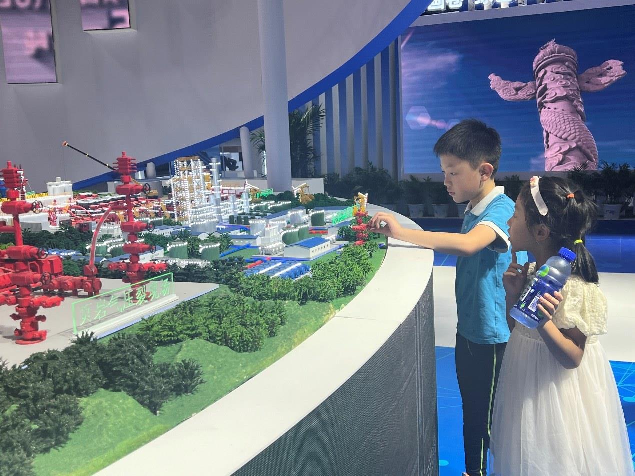 小朋友正在觀看展覽模型。人民網(wǎng) 歐陽(yáng)易佳攝