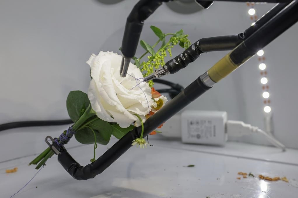 9月4日，在服貿(mào)會首鋼園區(qū)北京友誼醫(yī)院展臺，圖邁單臂腔鏡手術(shù)機(jī)器人用手術(shù)線打結(jié)。新華社記者 張玉薇 攝