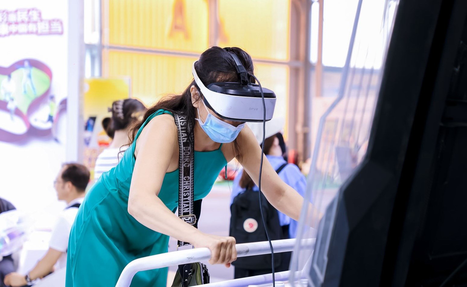 觀眾參與AI體驗。圖片來源：中國國際服務(wù)貿(mào)易交易會