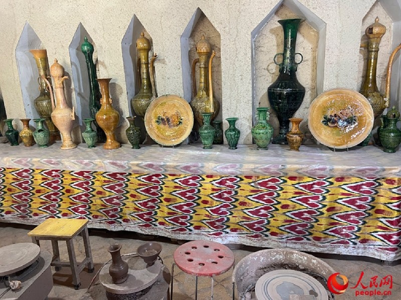 游客制作土陶體驗區(qū)。人民網(wǎng)記者 常雪梅攝