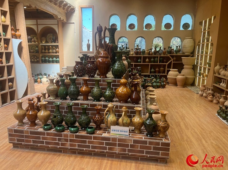 土陶展覽館內展示的精美土陶制品。人民網(wǎng)記者 常雪梅攝