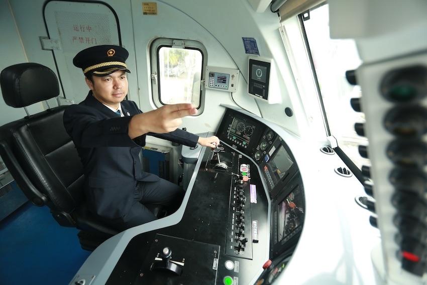 發(fā)車前，仲俊斕確認(rèn)儀表、指示燈狀態(tài)正常。成都機(jī)務(wù)段供圖