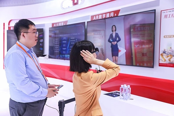 在工商銀行展臺(tái)，數(shù)字員工“工曉伴”與觀展游客互動(dòng)。受訪者供圖