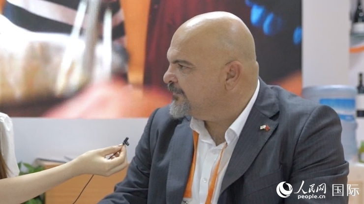 塞浦路斯首席經(jīng)濟(jì)商務(wù)參贊歐陽(yáng)路接受記者采訪。人民網(wǎng) 王禹蘅攝