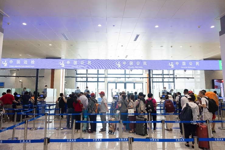 乘坐中老鐵路國際旅客列車的旅客在磨憨邊檢大廳排隊(duì)候檢。黃遠(yuǎn)飛 攝