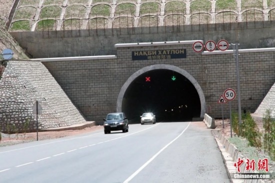 連接塔吉克斯坦南北的重要隧道之一哈特隆隧道由中國(guó)路橋承建，是塔國(guó)南北公路交通的重要干線道路，對(duì)促進(jìn)塔吉克斯坦南北交流和國(guó)民經(jīng)濟(jì)發(fā)展具有重要意義。田冰攝