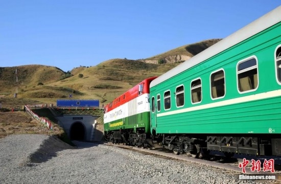 2016年8月24日，塔吉克斯坦“瓦赫達(dá)特-亞灣”鐵路通車。這是絲綢之路經(jīng)濟(jì)帶框架下首個(gè)開工并建成的鐵路項(xiàng)目，具標(biāo)志性意義。圖為火車進(jìn)入由中鐵十九局集團(tuán)有限公司承建的隧道。文龍杰 攝