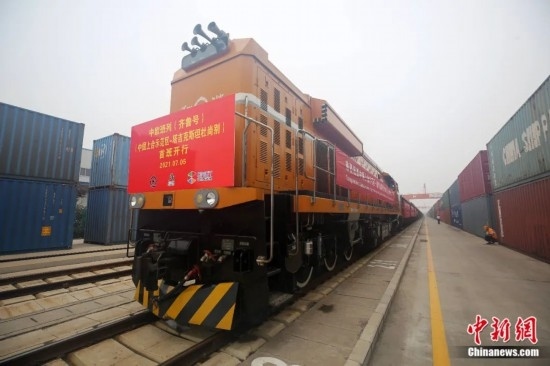 2021年7月5日，中國(guó)—上海合作組織地方經(jīng)貿(mào)合作示范區(qū)（簡(jiǎn)稱“上合示范區(qū)”）前往塔吉克斯坦首都杜尚別的首班中歐班列（齊魯號(hào)）“上合快線”發(fā)出，從上合示范區(qū)青島多式聯(lián)運(yùn)中心啟程，為中國(guó)及日本、韓國(guó)等周邊國(guó)家和地區(qū)與塔吉克斯坦經(jīng)貿(mào)往來(lái)提供了全新的物流解決方案。胡耀杰 攝