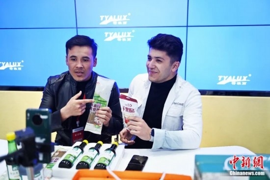 2023年3月，甘肅省慶陽(yáng)市環(huán)縣電商創(chuàng)業(yè)孵化基地內(nèi)，來(lái)自蘭州文理學(xué)院的塔吉克斯坦留學(xué)生正在協(xié)助主播直播帶貨當(dāng)?shù)剞r(nóng)特產(chǎn)品。李亞龍 攝