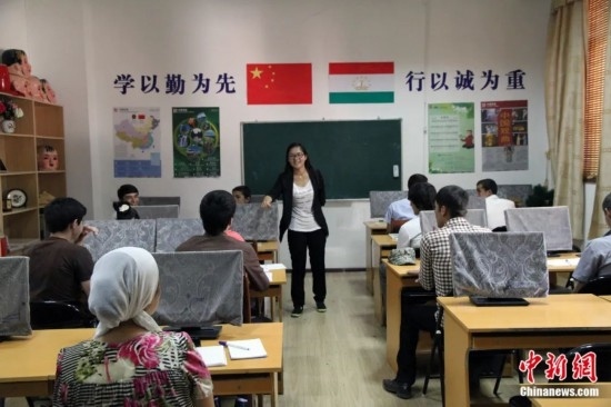 2014年，塔吉克斯坦國(guó)立民族大學(xué)的孔子學(xué)院內(nèi)，教師正在為塔吉克斯坦學(xué)生授課。田冰 攝