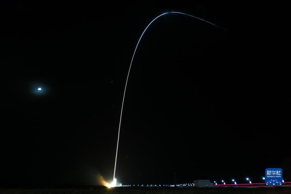 9月7日02時(shí)14分，我國(guó)在酒泉衛(wèi)星發(fā)射中心使用長(zhǎng)征四號(hào)丙運(yùn)載火箭，成功將遙感三十三號(hào)03星發(fā)射升空，衛(wèi)星順利進(jìn)入預(yù)定軌道，發(fā)射任務(wù)獲得圓滿成功。新華社發(fā)（汪江波 攝）