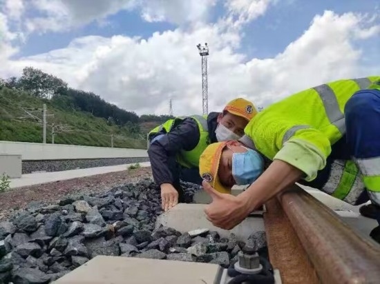 佟郎（左）正在檢修鐵路。受訪者供圖