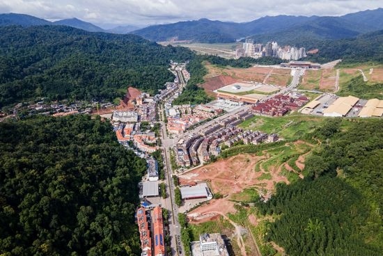 磨憨口岸俯瞰，右前方高層白色建筑群為老撾境內(nèi)。人民網(wǎng)記者 符皓攝