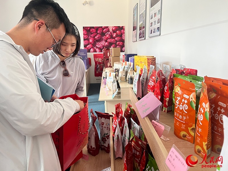 消費(fèi)者在選購(gòu)產(chǎn)品。人民網(wǎng)記者 常雪梅攝