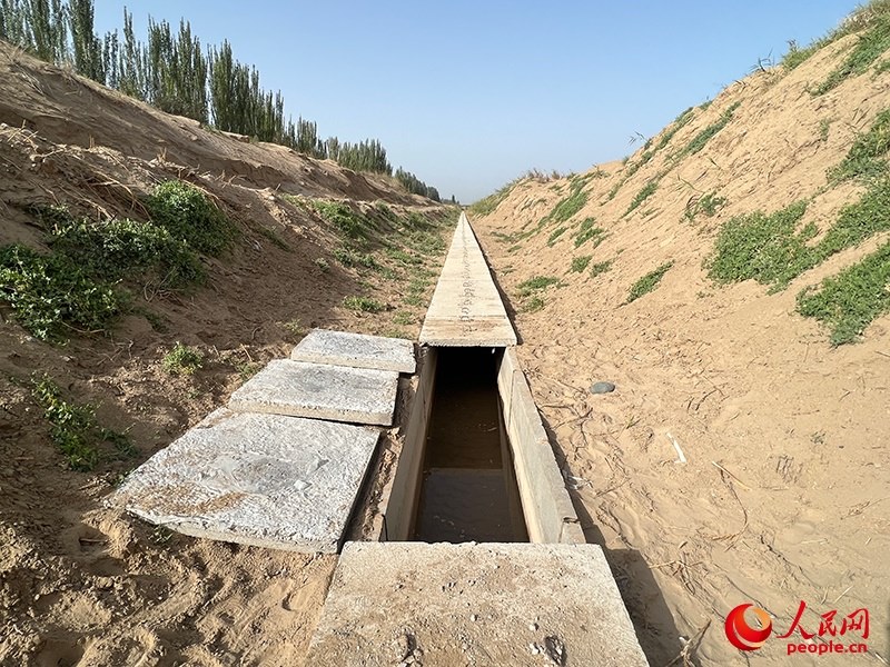 打開蓋板，可見水在寬一米、深一米的渠道內(nèi)暢通流過。人民網(wǎng)記者 常雪梅攝