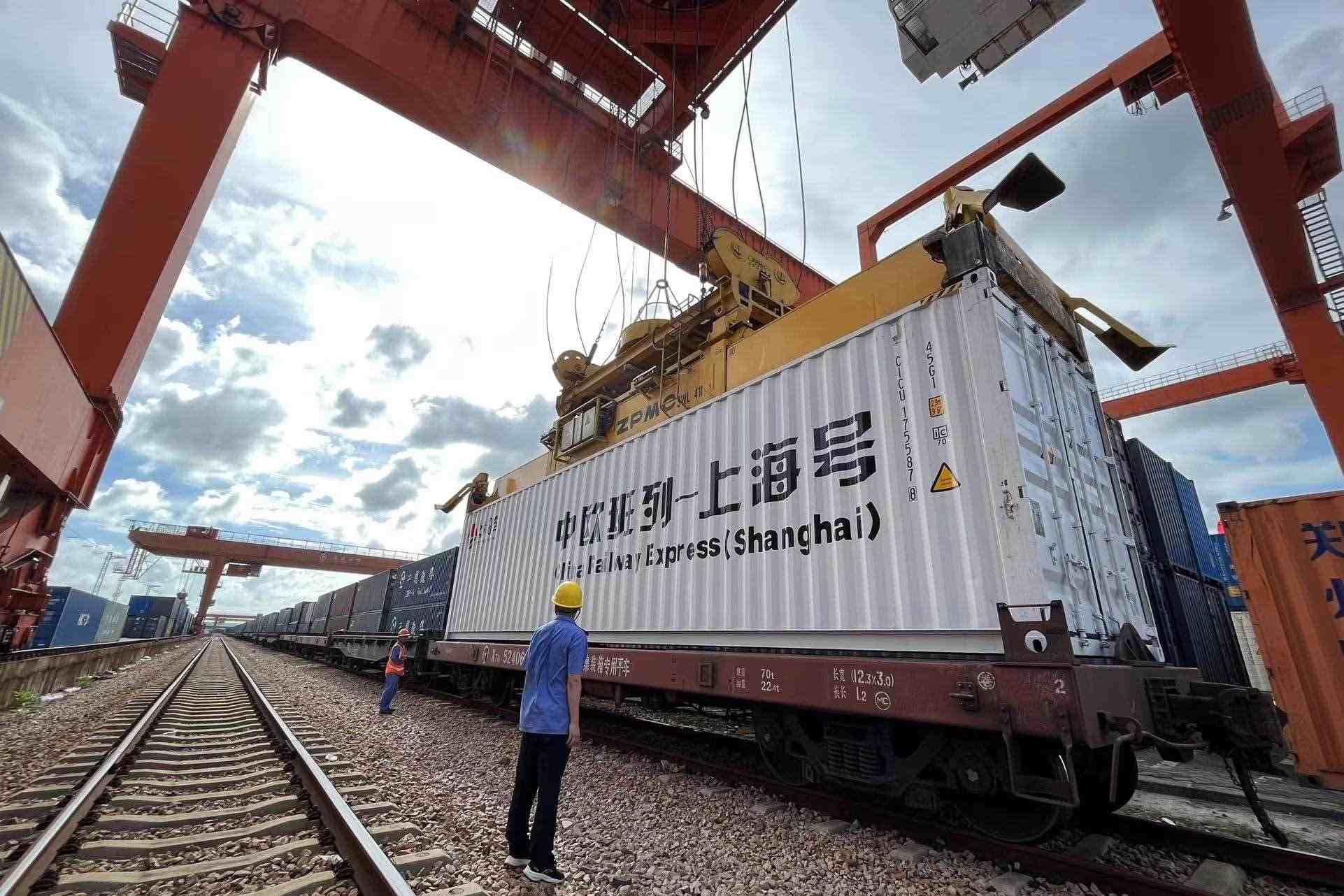 鐵路上海貨運中心閔行站貨場內(nèi)，吊機(jī)在貨運員的監(jiān)裝下進(jìn)行裝車落箱作業(yè)。人民網(wǎng) 皇甫萬里攝