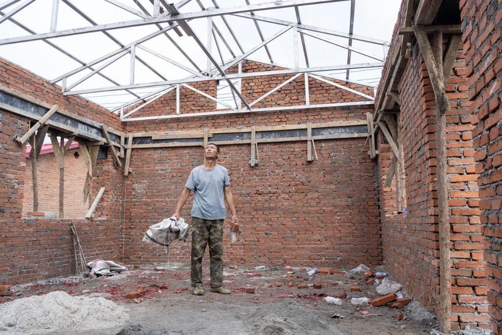 近日，在黑龍江省尚志市老街基鄉(xiāng)基豐村，村民劉環(huán)茂查看新建的房屋。新華社記者 謝劍飛 攝