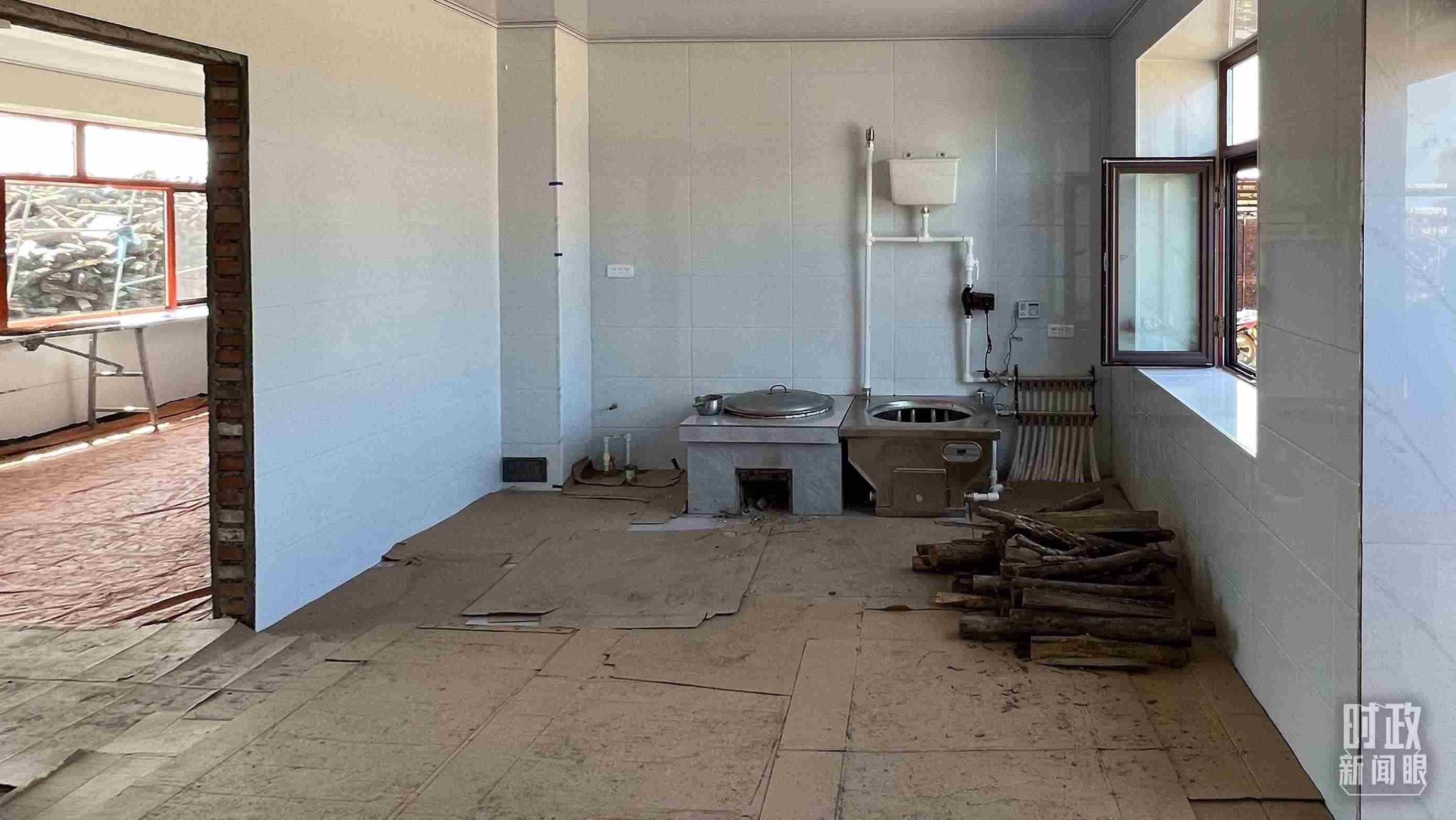 △龍王廟村內(nèi)，受災(zāi)房屋內(nèi)部正在進(jìn)行翻修。（總臺(tái)央視記者邢彬拍攝）