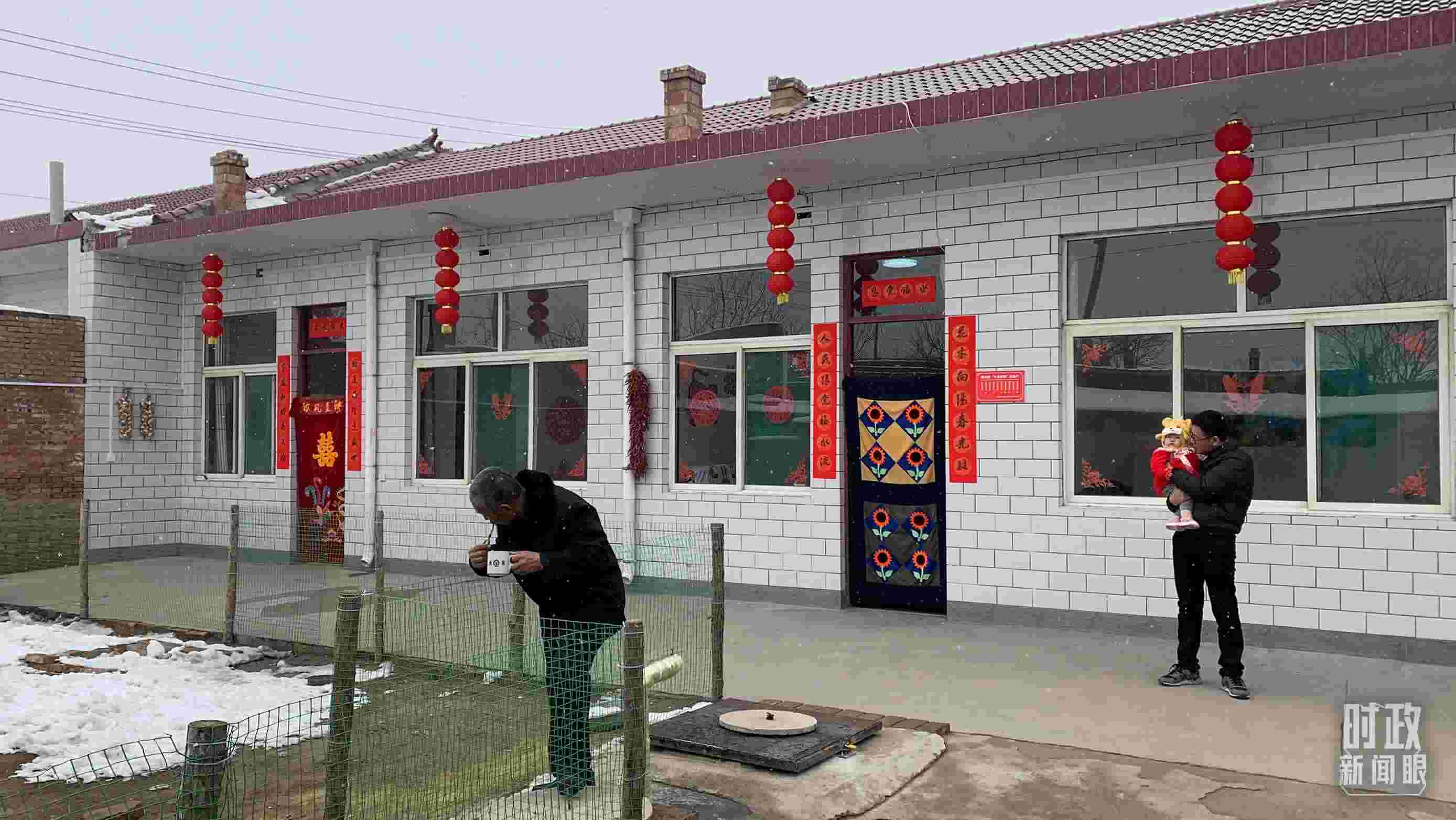 △ 當(dāng)年春節(jié)來(lái)臨之前，馮南垣村受災(zāi)村民全部搬進(jìn)了新家。（總臺(tái)央視記者段德文拍攝）