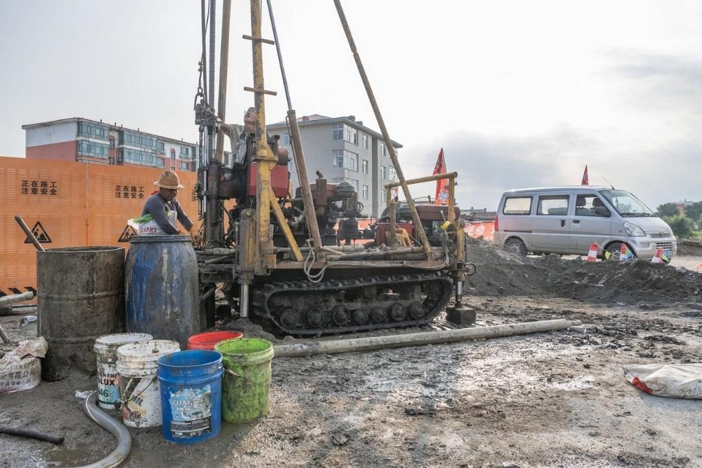 近日，在黑龍江省尚志市老街基鄉(xiāng)，施工人員正在作業(yè)。新華社記者 謝劍飛 攝