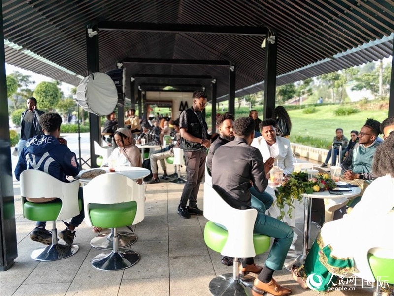 友誼廣場(chǎng)的果汁店一座難求。人民網(wǎng)記者 陳星星攝