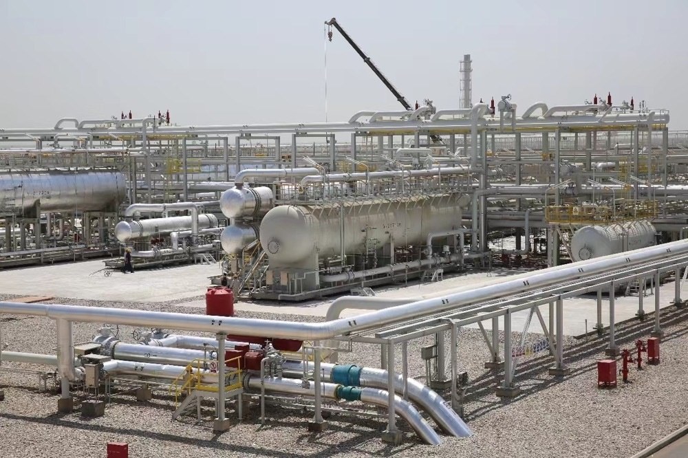 圖為位于伊拉克米桑省阿瑪拉市，由中國石油、道達爾、馬來西亞石油合資建設(shè)的哈法亞油田油氣處理站。中國石油哈法亞公司/供圖