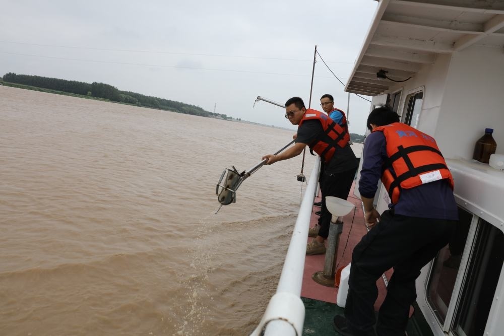 2023年6月29日，調(diào)水調(diào)沙期間，黃河下游利津水文站工作人員在進行取沙作業(yè)。新華社記者 劉詩平 攝