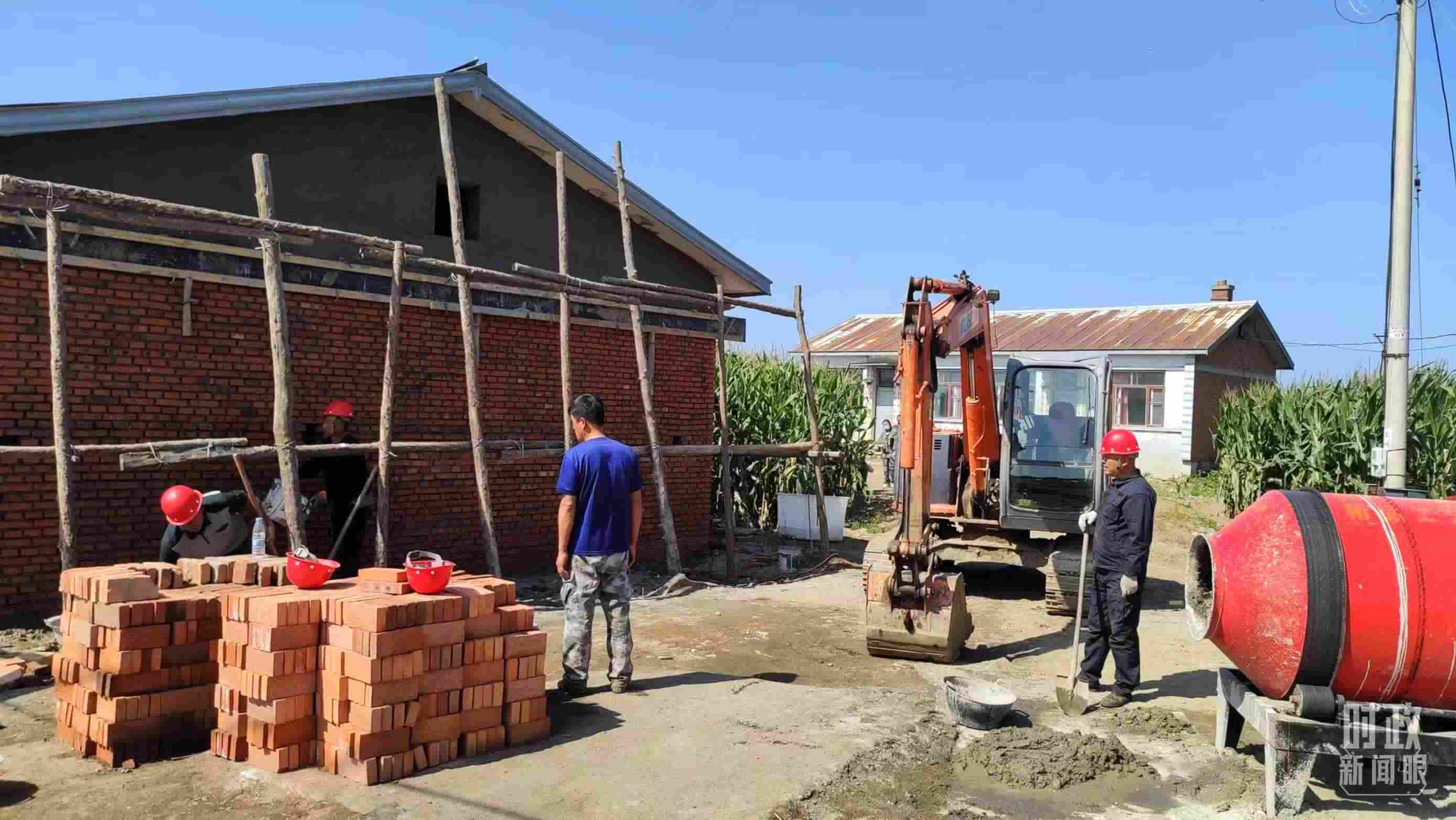 △村民正在修繕被損的房屋。（總臺央視記者薛冠南拍攝）