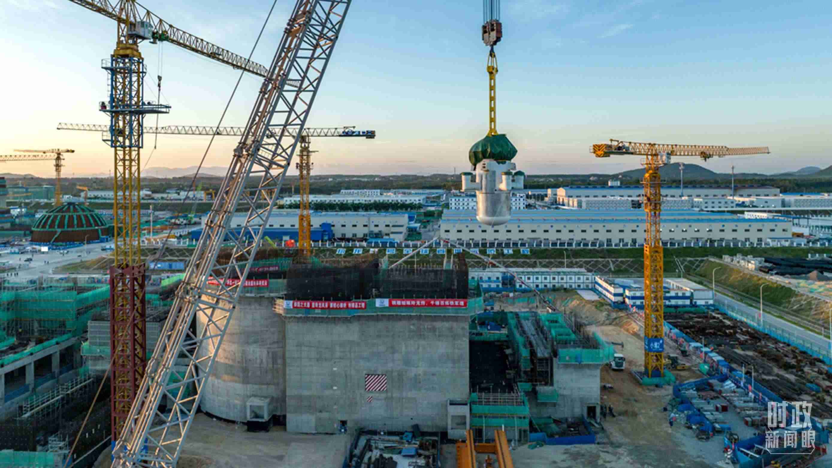 △8月10日，由中國第一重型機械股份公司承制的玲龍一號反應堆核心模塊“玲龍之心”成功吊裝。（圖/國務(wù)院國資委網(wǎng)站）