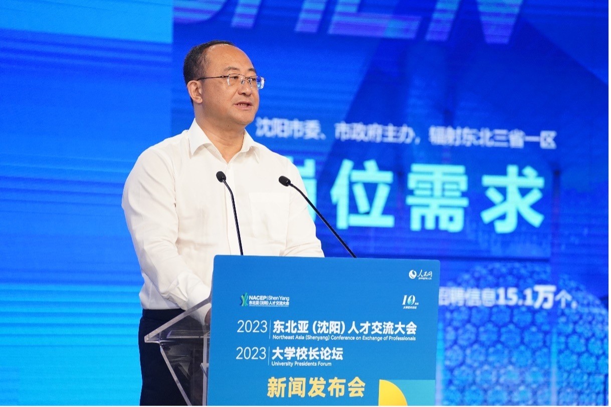 遼寧省沈陽(yáng)市人力資源和社會(huì)保障局黨組書(shū)記、局長(zhǎng)王志剛發(fā)布崗位需求和人才政策。人民網(wǎng)記者 馬天翼攝