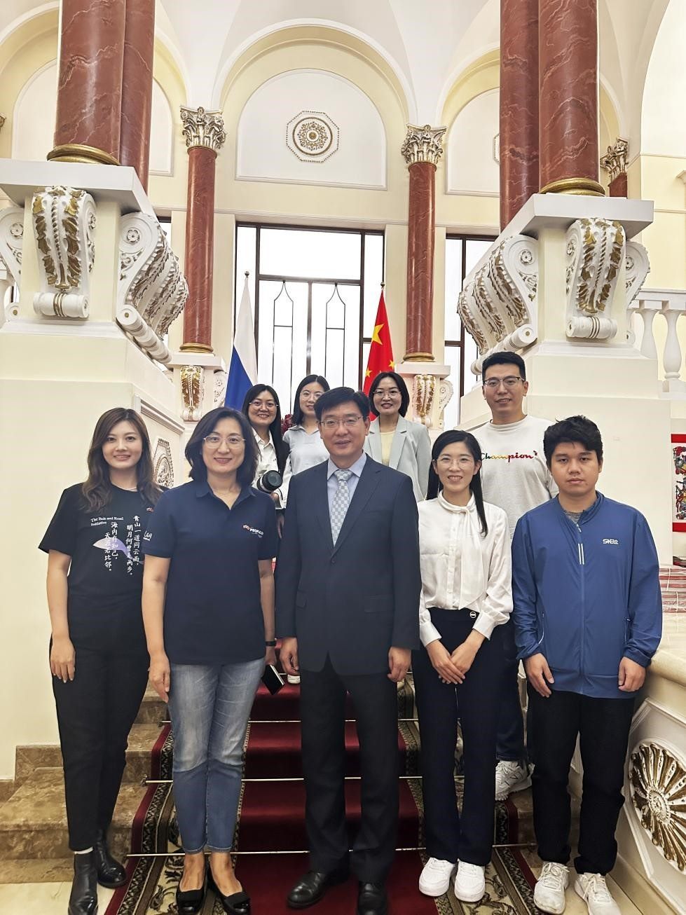 中國(guó)駐俄羅斯大使館公使銜文化參贊、莫斯科中國(guó)文化中心主任封立濤（前排中）與人民網(wǎng)記者合影。