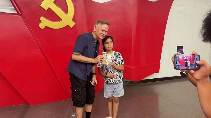 潘維廉和志愿講解員紀(jì)念合影。主辦方供圖