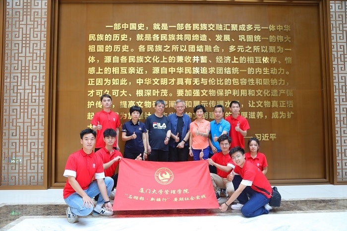 潘維廉和實(shí)踐隊(duì)師生在昌吉州博物館合影。主辦方供圖