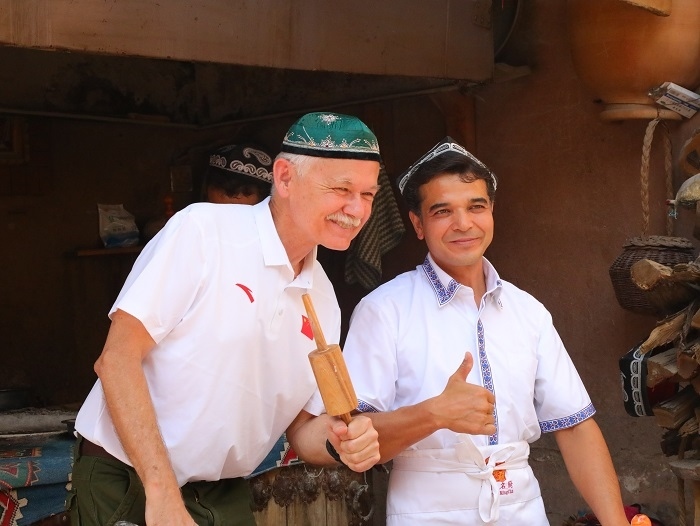 潘維廉和維吾爾族創(chuàng)業(yè)青年合影。主辦方供圖