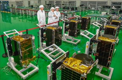 △2022年10月17日，位于吉林長春的長光衛(wèi)星技術(shù)股份有限公司科研人員在衛(wèi)星總裝測試大廳進行相關(guān)測試工作。