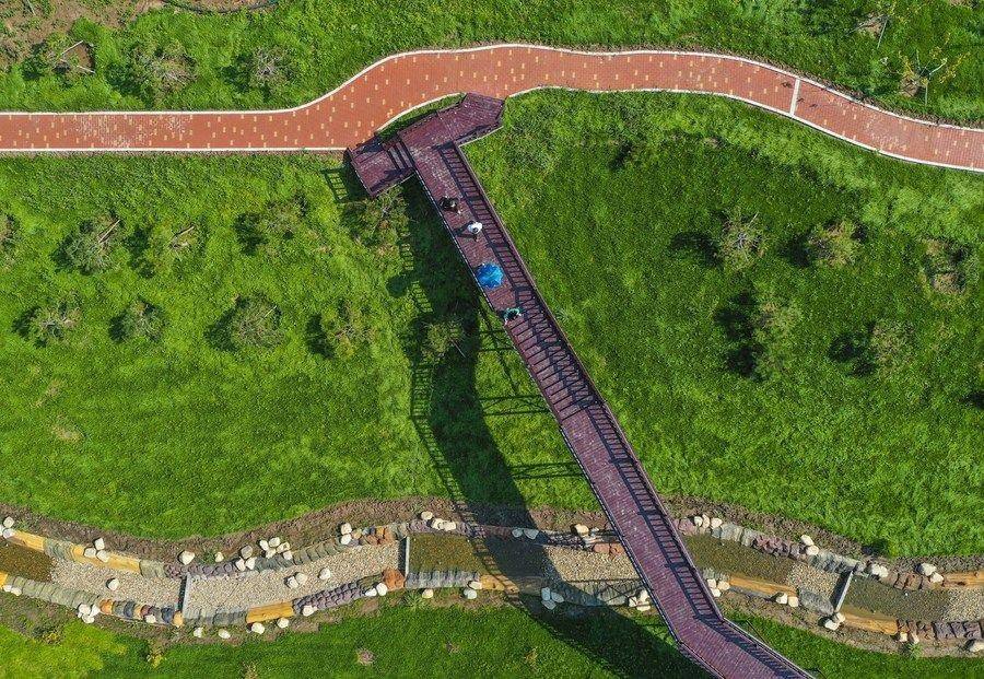 △游人在吉林長春市九臺區(qū)清水村千畝苗木花卉休閑旅游觀光產(chǎn)業(yè)園區(qū)參觀游覽。